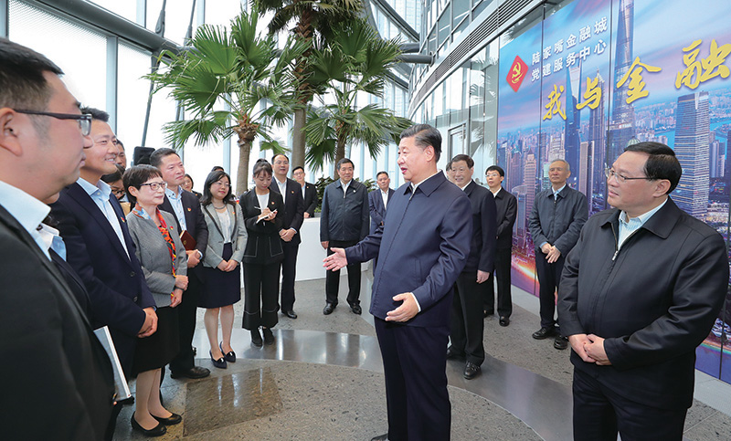 2018年11月6日至7日，中共中央總書記、國(guó)家主席、中央軍委主席習(xí)近平在上海考察。這是6日上午，習(xí)近平在上海中心大廈22層的陸家嘴金融城黨建服務(wù)中心，同正在聯(lián)合開展主題黨日活動(dòng)的企業(yè)黨員親切交談。 